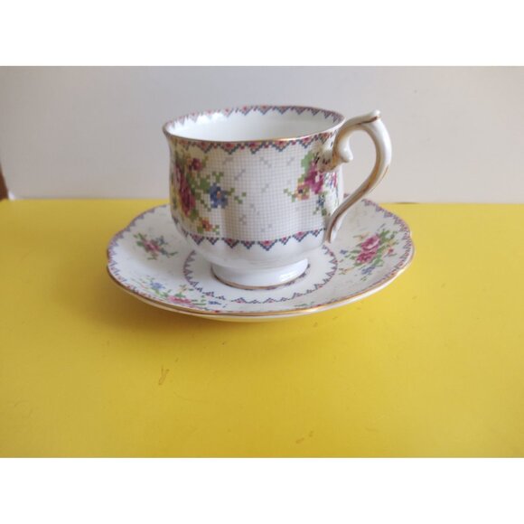VINTAGE ROYAL ALBERT "Petit Point China" TEACUP & SAUCER SET  ENGLAND - Picture 4 of 14